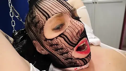 Kika ve ziliam lezbo bdsm: ziliam kika'yı küçük itaatkar bir domuzcuk gibi sikiyor.