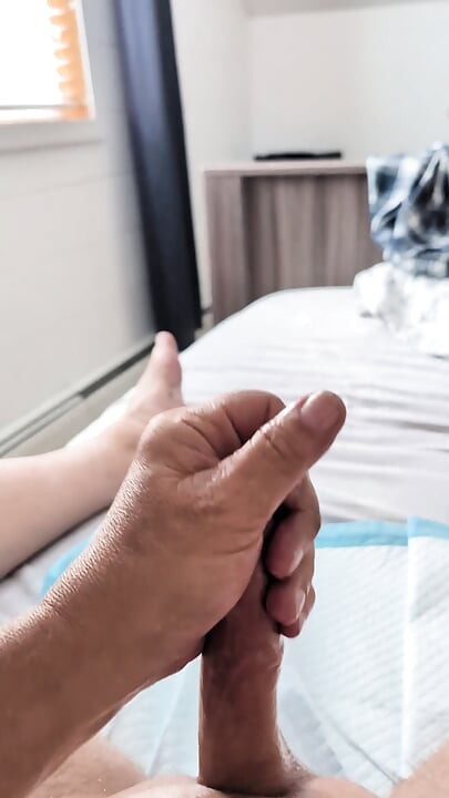 Ngocok dan masturbasi kontolku sampai aku muncrat