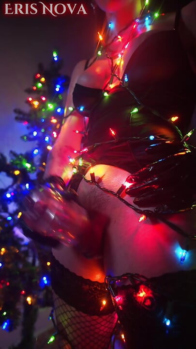 Eris Nova umotana u božićne lampice