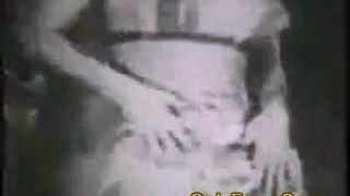 Betty Page танцует вокруг винтажного порно