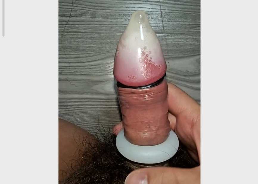 Semen was ejaculated into the condom 9 times, locked by the ring, the glans was red, and the vessels were bulging