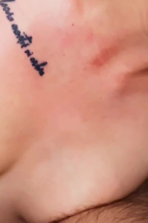 O en primer plano - mamada acostada en cama comiendo polla