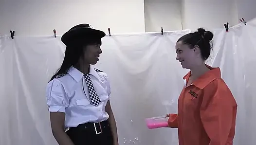 Pixiee Little dan Sade Rose: polisi dan tahanan