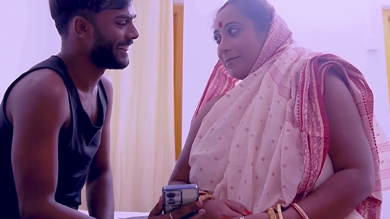 Sauteli Budhi Daadi ko phone me ganda video dikha ke chod diya