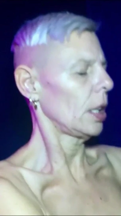 Momento clave de "CoraBitch follada extranjera y esperma en el cine porno de Frankfurt"
