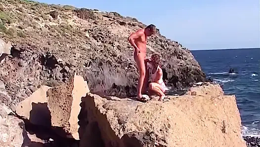 Трах отпуск в Испании! Он трахает милфу всех желающих