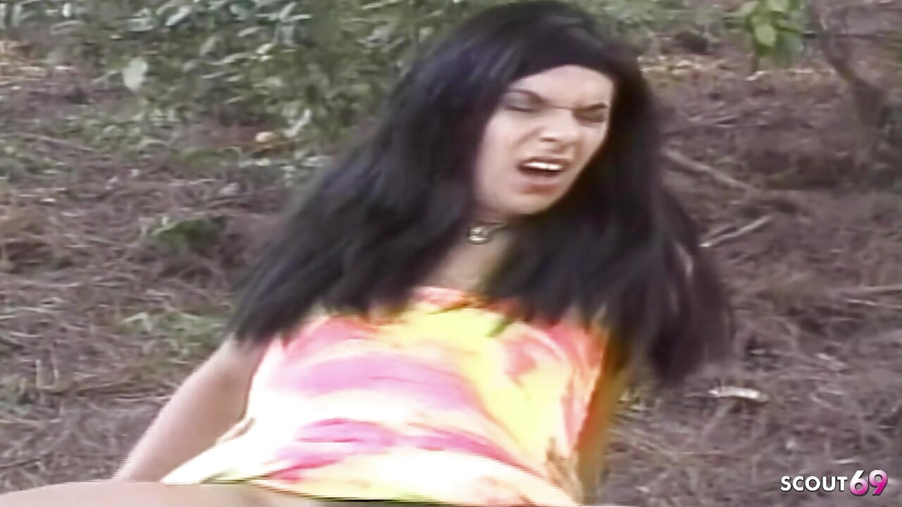 Facet potajemnie spotyka transseksualną kobietę i rucha ją analnie na zewnątrz