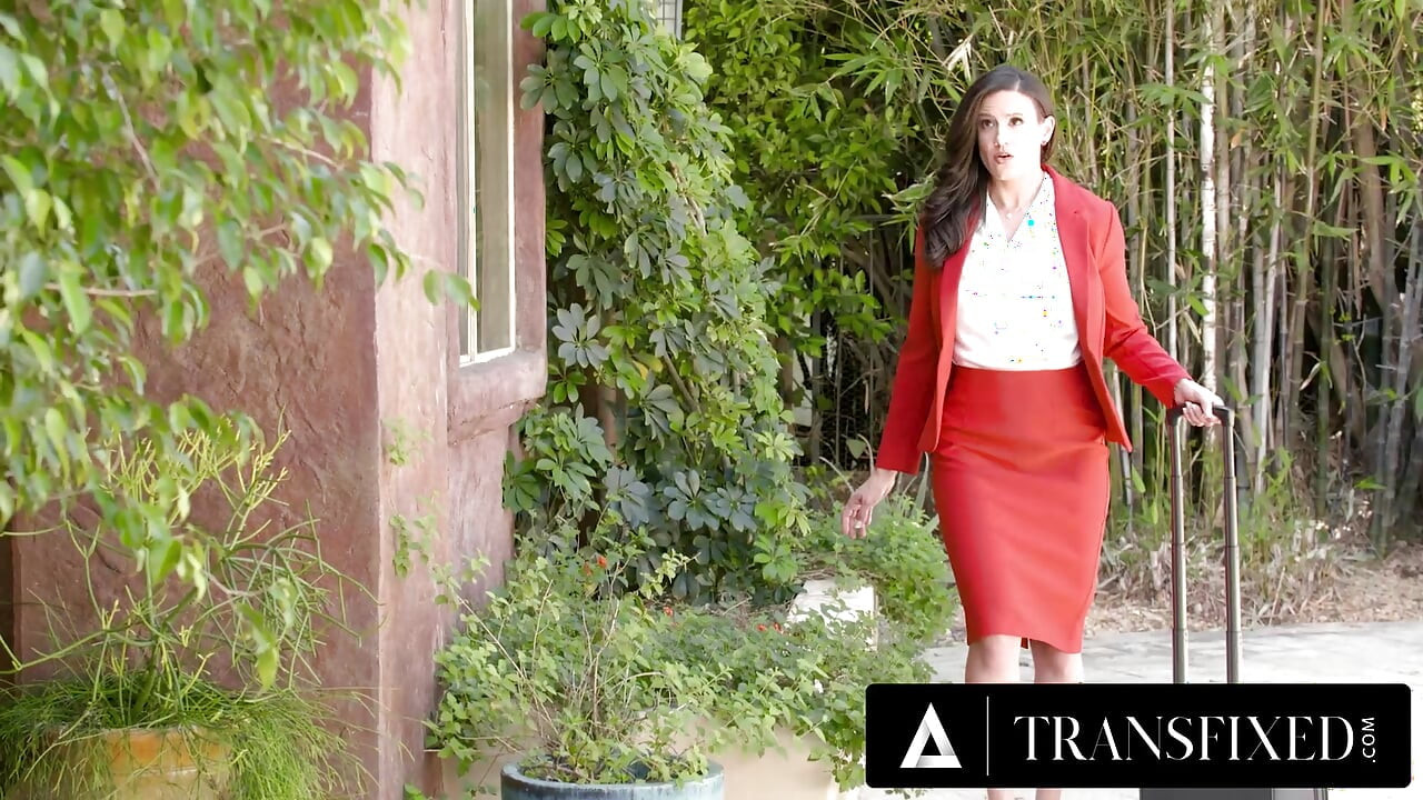 TRANSFIXED - Vendedora Penny Barber transforma erro de conexão de Ariel Demure em sexo trans fumegante