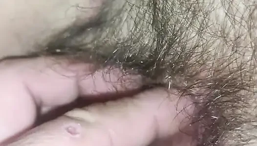 Close-up vagina basah berbulu istri saya