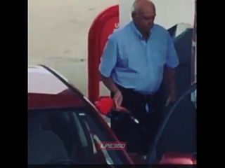 Oude man penis uit bij benzinepomp