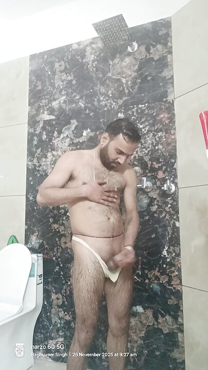 Pegawai polis desi pakcik dihisap zakar kawannya