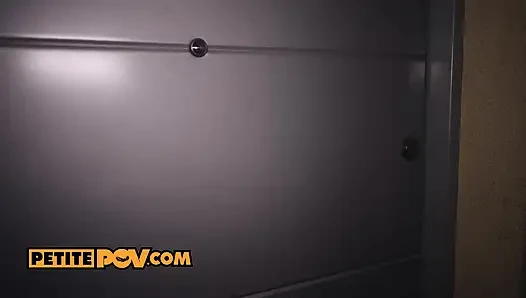 Bakış açısı - minyon sarışın Veronica Leal bir sonraki porno yıldızı olmaya kararlı