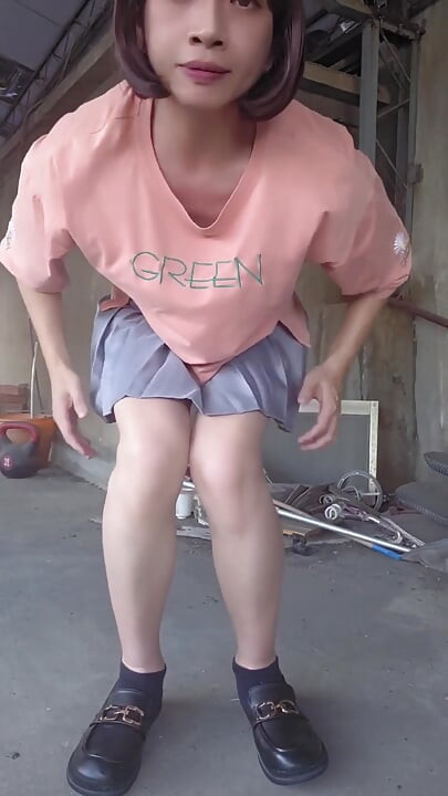 plisirana suknja u kombinaciji s bijelim donjim rubljem i analni čep umetnut na terasu