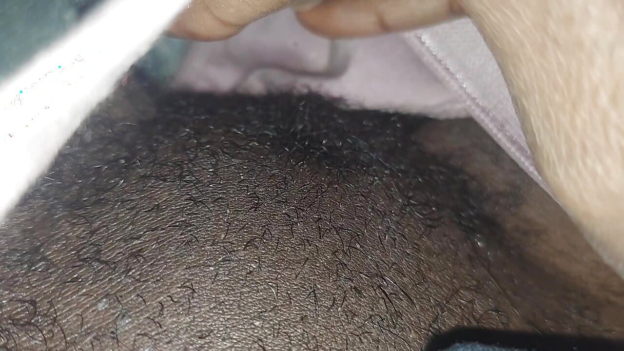 משחקת עם הכוס הרטוב והמגולח שלי