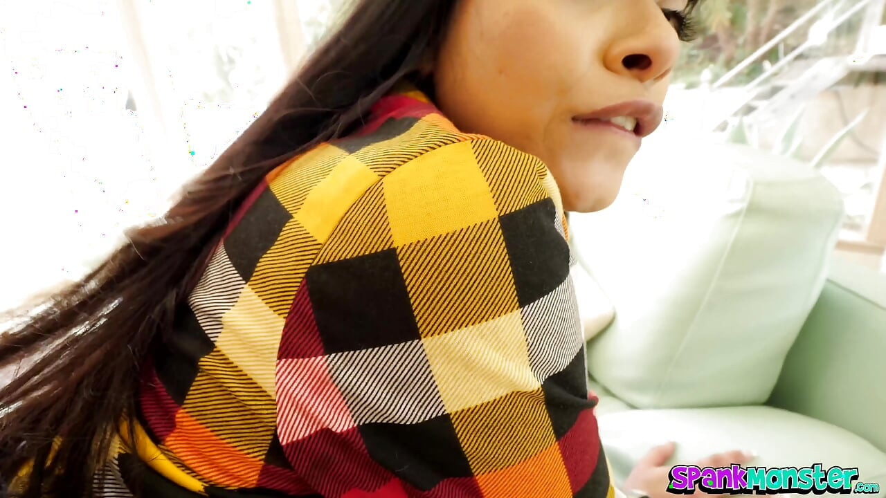 Pequeña sexy asiática latina Ayrana Amatista come errores follando compañeros de cuarto