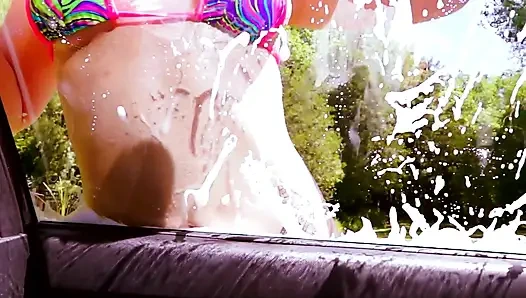 Юных шлюшек трахают на мойке машины!