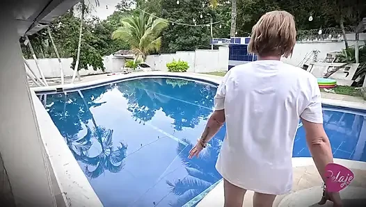 Üvey anne üvey kızını havuzda dildoyla oynarken yakaladı ve fışkırtana kadar ona mastürbasyon yaptı.