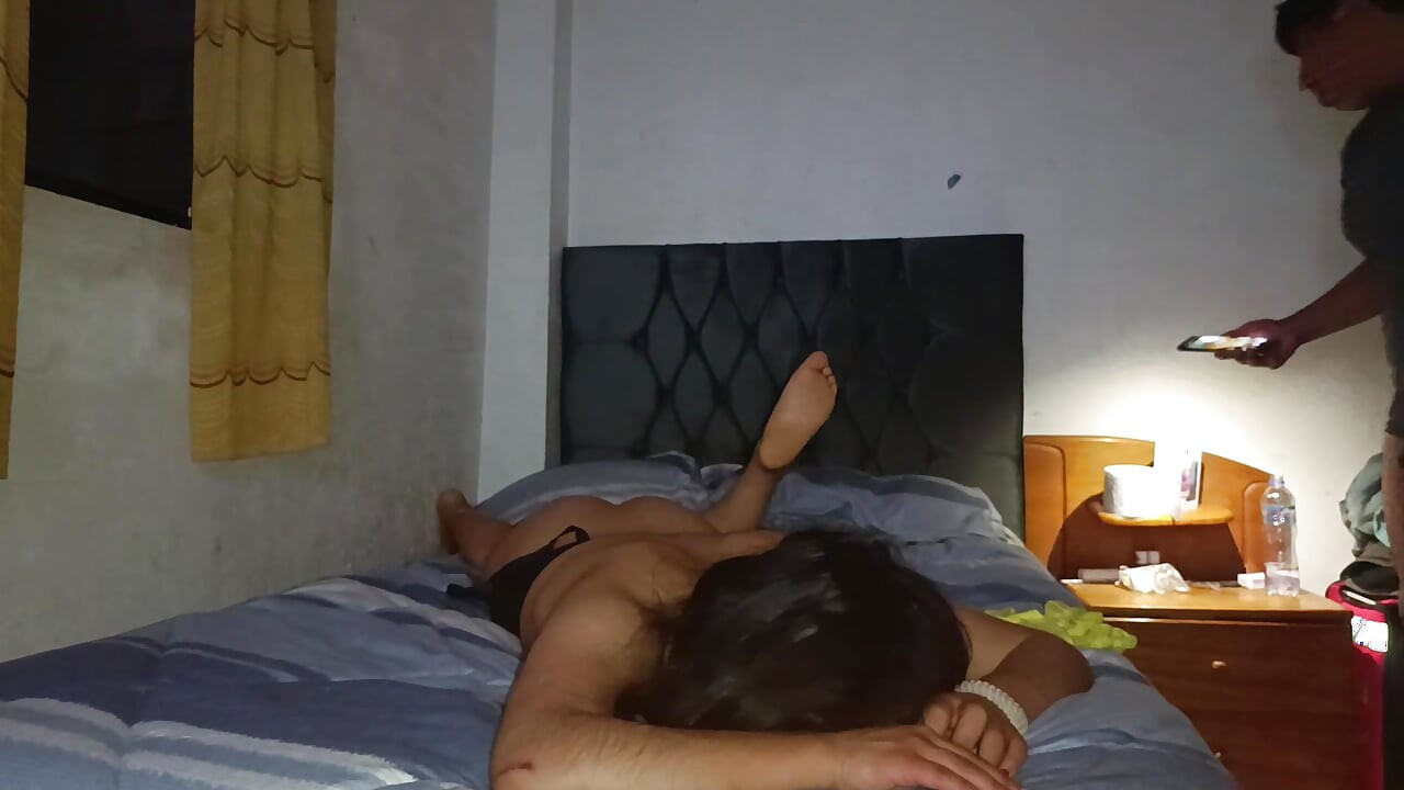 로열 커플이 집에서 프라이빗한 순간을 즐기고 있다