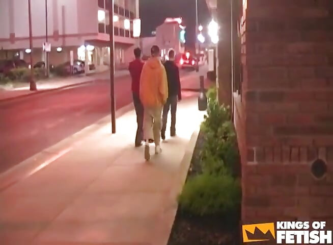 Yaşlı ve genç adamlar otel odasında erkekleri tavlıyor ve yaraklarını emiyor