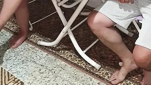 Türk çift mutfakta flört ediyor.