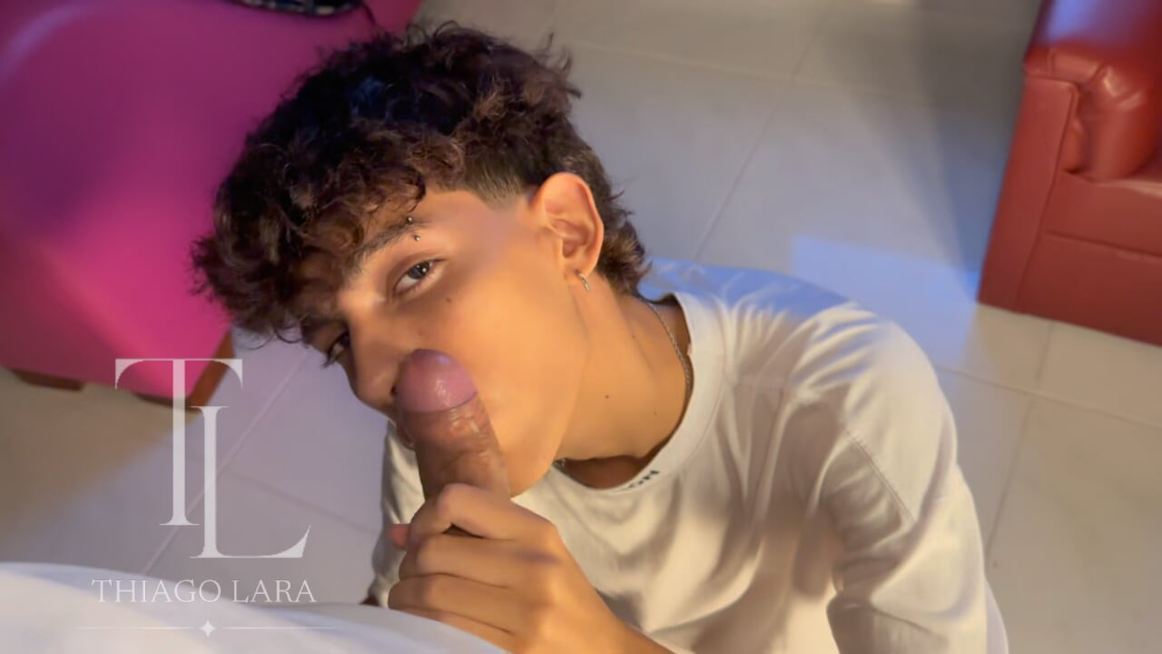 The Twink delivery man warmed me up and I had to put him to suck my cock