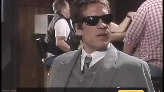 Vollbusige blondine bekommt ihr arschloch gefingert und pool-stick in ihre muschi gestoßen