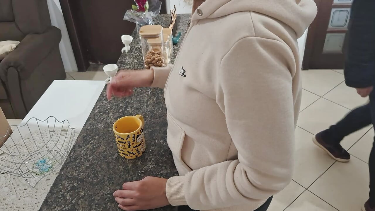 Polu ćerka je iznenađena dok doručkuje.