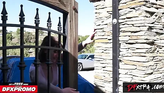 Dfxtra - sevimli gracie gates sikişmek için yalvarana kadar ateşli ayaklarını erkek arkadaşının yarağına ovuyor