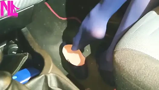 Baumeln und schuhspiele in blauer strumpfhosen und blauen wohnungen auf einer tankstelle