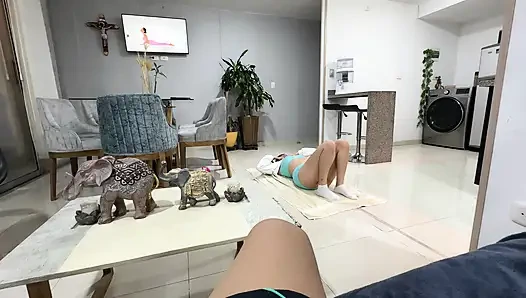 Я смотрю, как моя сводная сестра с большой задницей делает очень сексуальные позы йоги в любительском видео, и я возбуждается, так что я решаю вставить весь мой член в нее