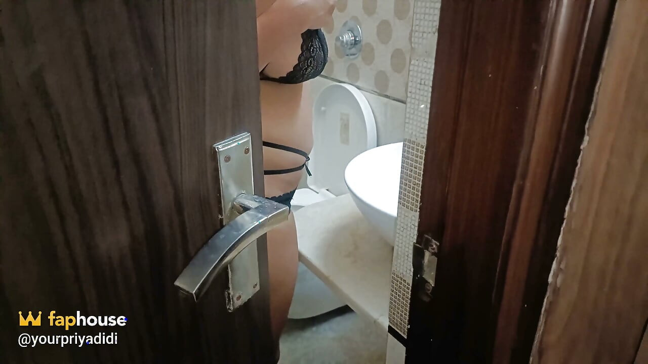 在我的继妹洗澡和拍摄她的时候抓住了她, 然后让她抓住我的鸡巴操我, 印地语音频
