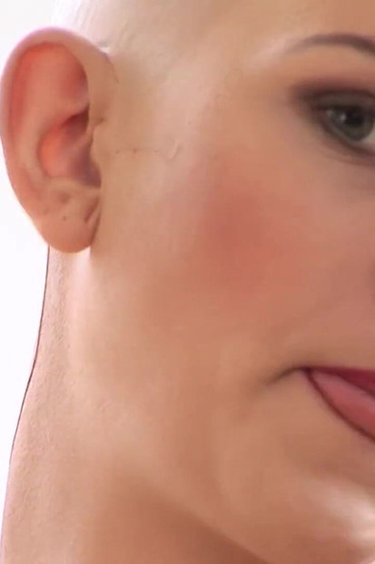 हॉट बॉडीस्टॉकिंग में गंजे सिर वाली पुतली हस्तमैथुन कर रही है