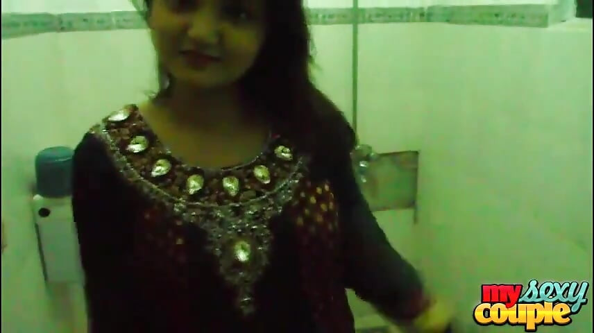 India caliente esposa en la ducha filmada por marido - Sunny y Sonia