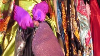 Satynowa maminsynek spuszcza się na fioletowe rajstopy