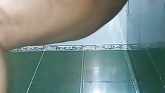 Spelen met mijn dildo in de badkamer