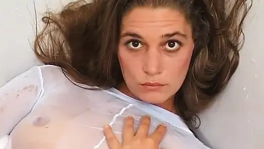 Brunette masturbasi pakai stoking