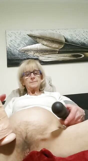Büyük dildo ve sonra vibratörle bitirdi