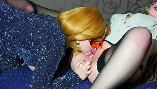 Lesbian hot dan gadis hot lagi asik mandi air kencing di mulut cowok ini.