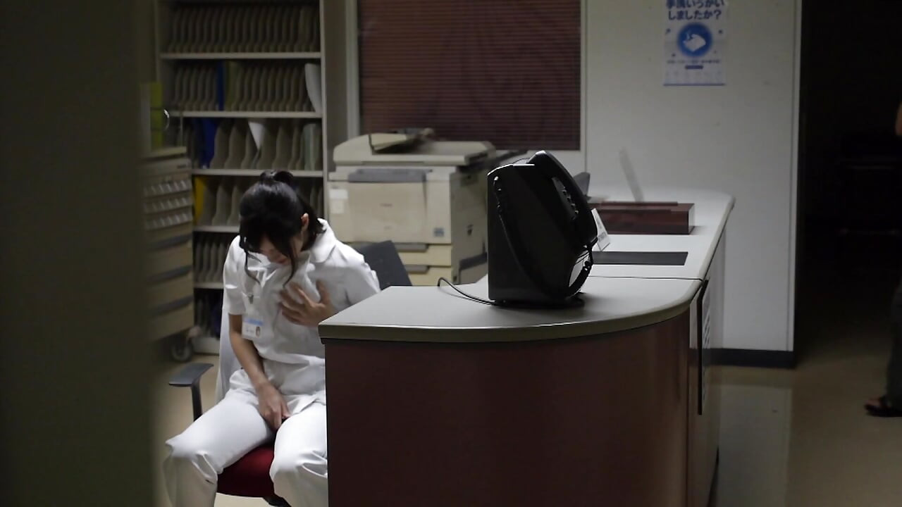 A155B04 The temptation of a frustrated beautiful nurse! Removing the patient's semen is also part of their job!