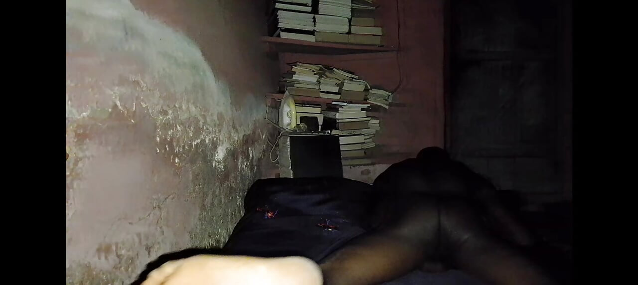 Bobby Johnson หนุ่มผิวดําแอฟริกันกําลังเย็ดกับเตียงของเขาอย่างจริงจัง แต่ไม่ได้มาบนผ้าปูที่นอนของเขา