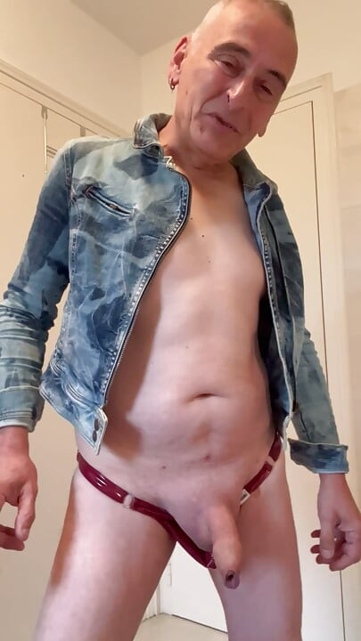 Eu gay în blugi sexy și tanga
