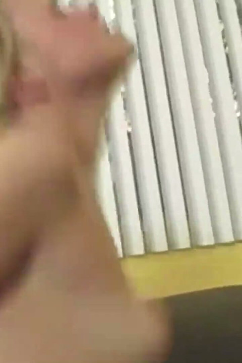 Prachtige blonde tiener heeft nog nooit een goede lul en sperma in het gezicht gehad