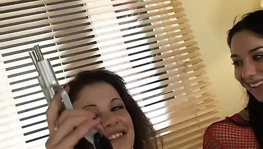 Randy brunettes ngentot pakai stoking jaring-jaring dengan dildo berkelir dua