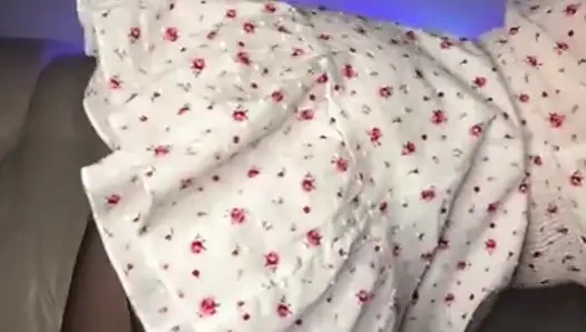 Jucielussie в сексуальных чулках тверкает