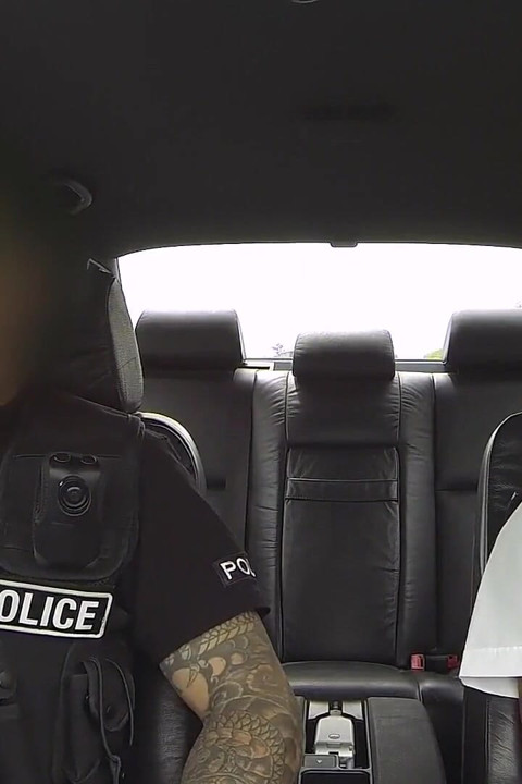 Fake cop - vamos a follar a los policías trío en primer plano