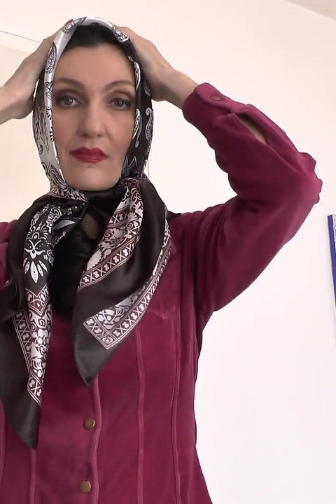 Demonstracija prekrasnih satenskih marama, JOI, Lady Victoria Valente