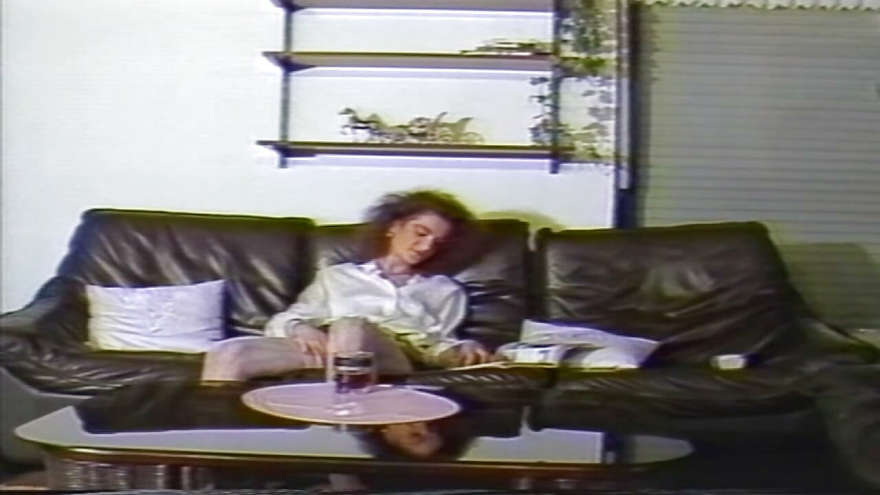 Starinska zrela brineta je fingerovana i pojedena do orgazma na kauču