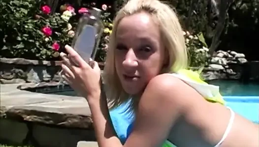 Hübsche blondine reitet schwarzen schwanz wie ein profi