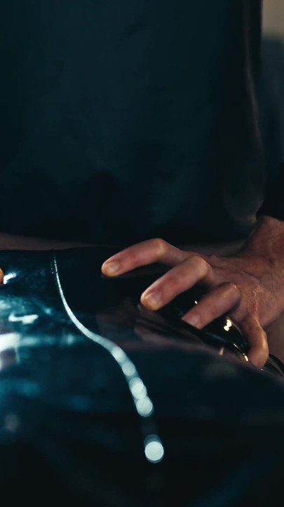 Zuerst Fickt Er Mich Mit Einem Dildo, Dann Penetriert Er Mich Mit Seinem Schwanz Und Kommt Überall Auf Meinen Anzug