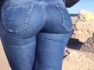 modelando culo en jeans